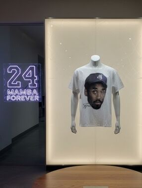 🏀NWOT-Hanes White Kobe Bryant Short Sleeve Tee